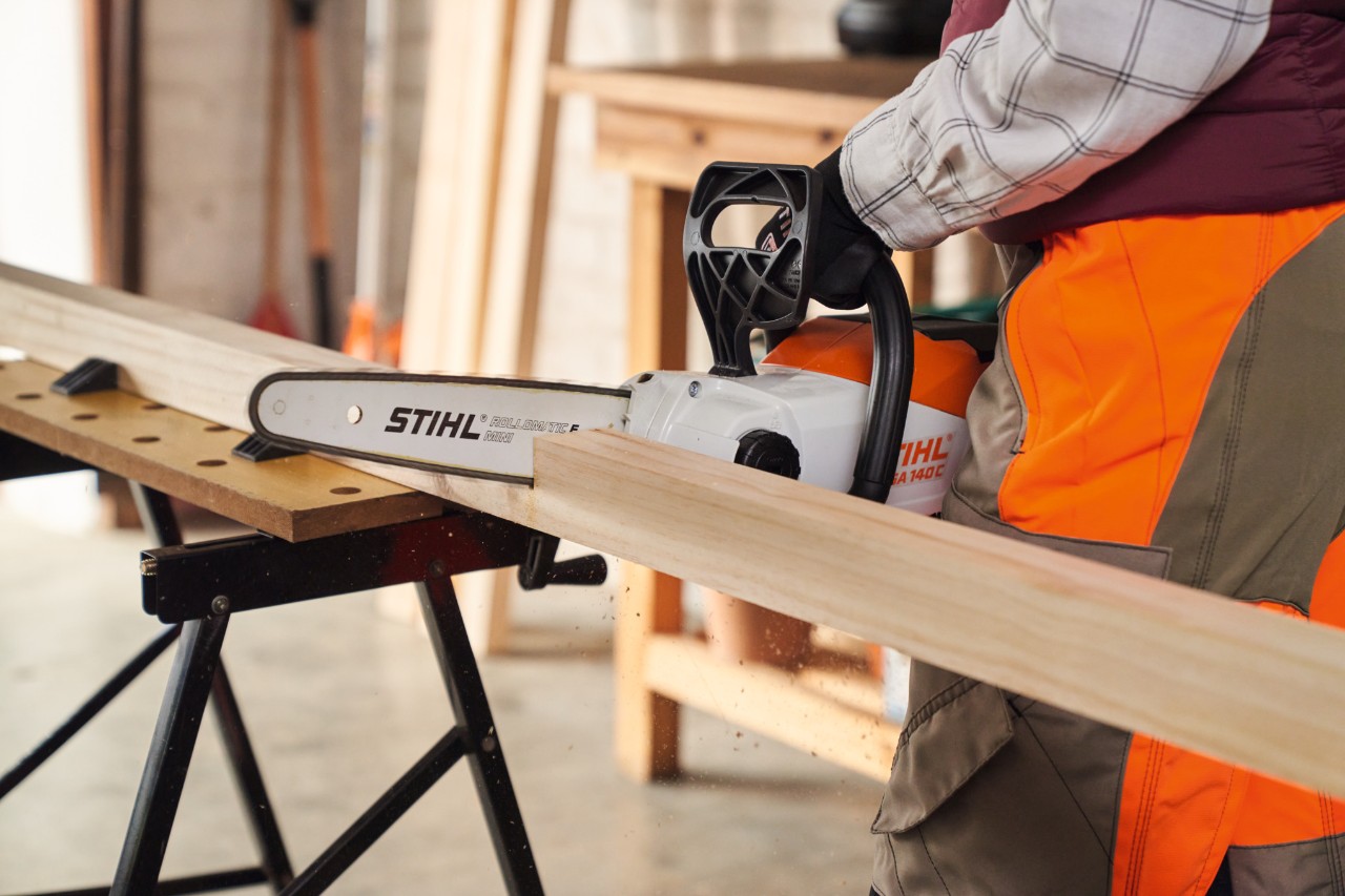 Una persona corta un poste con la motosierra de batería STIHL MSA 140