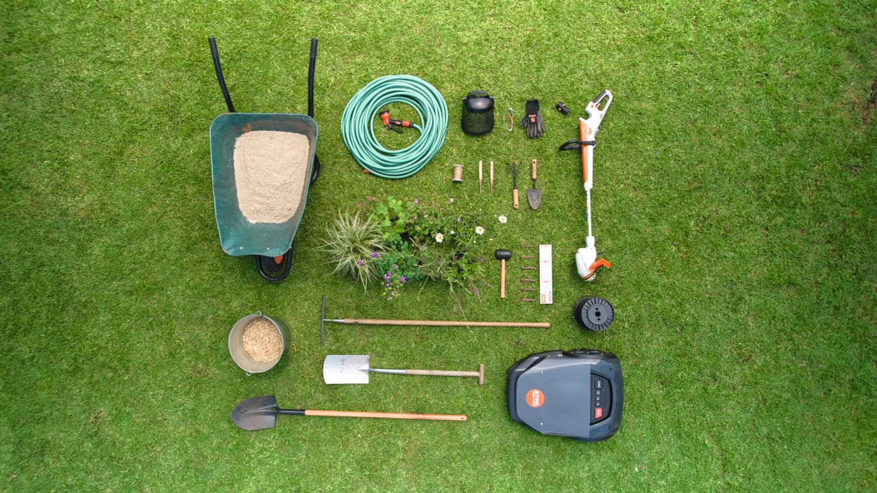 Imagen de dron del material y el equipo necesarios para crear una franja de flores 