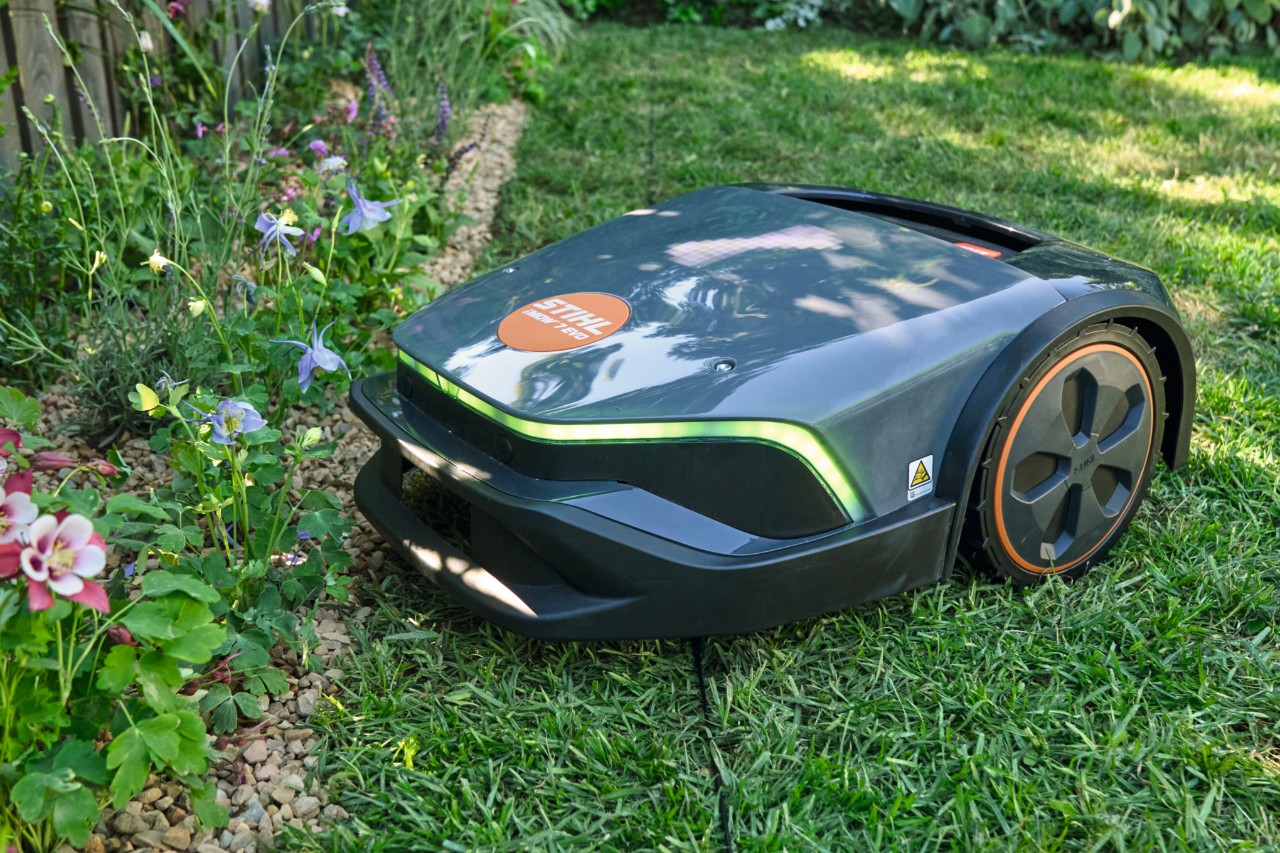 El robot cortacésped STIHL iMOW® 7 EVO se desplaza por el césped para cortarlo