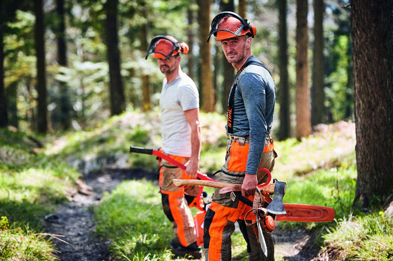 forestales en el bosque con herramientas y máquinas STIHL