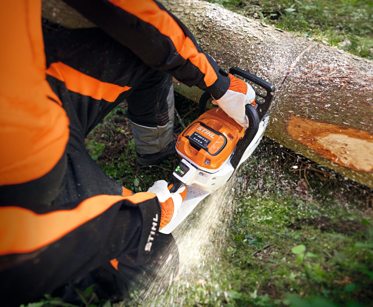 Primer plano de alguien cortando un tronco con la motosierra de batería STIHL MSA 300