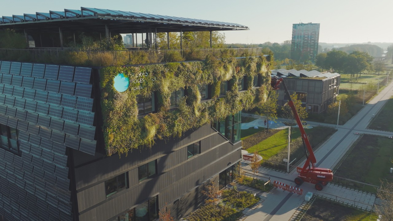 Imagen de dron de la universidad holandesa Aeres Hogeschool con tejado y fachada ajardinados