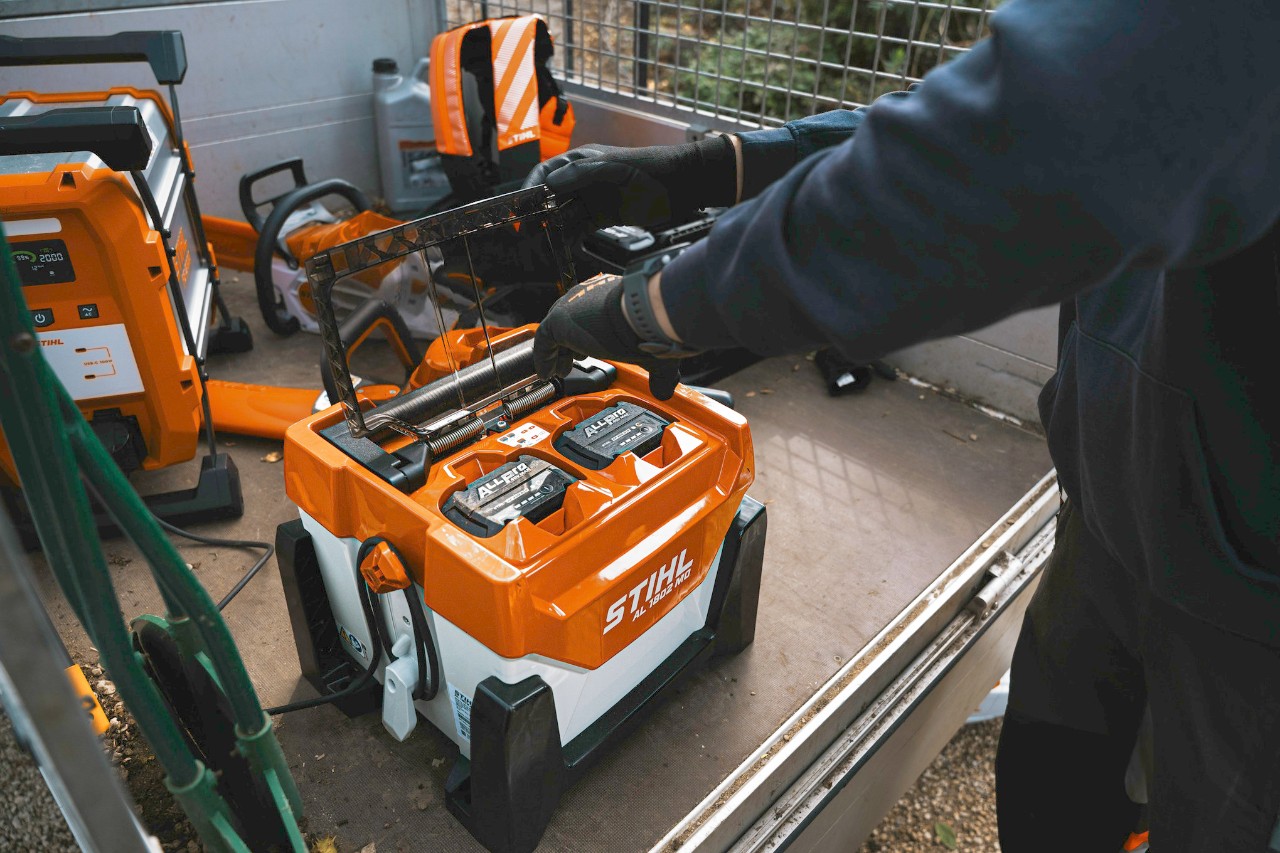 Carga de la batería STIHL ALLPRO AP 300.0 P en el cargador múltiple AL 301-4