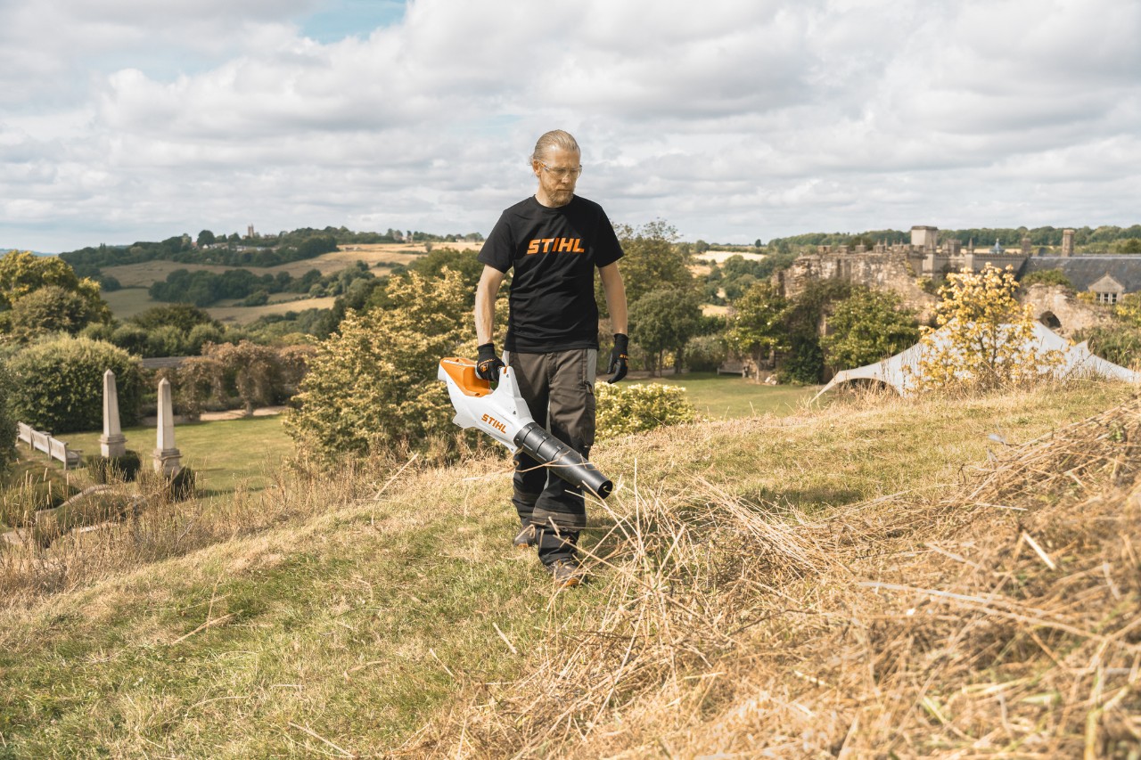 Andrew Wain utiliza el soplador a batería STIHL BGA 86.