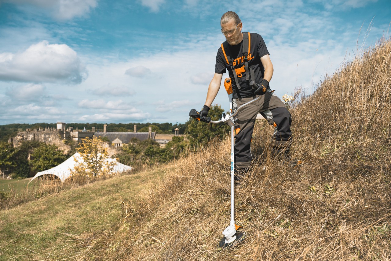Andrew Wain controla la hierba que crece silvestre con una sierra de desbroce de batería STIHL FSA 400