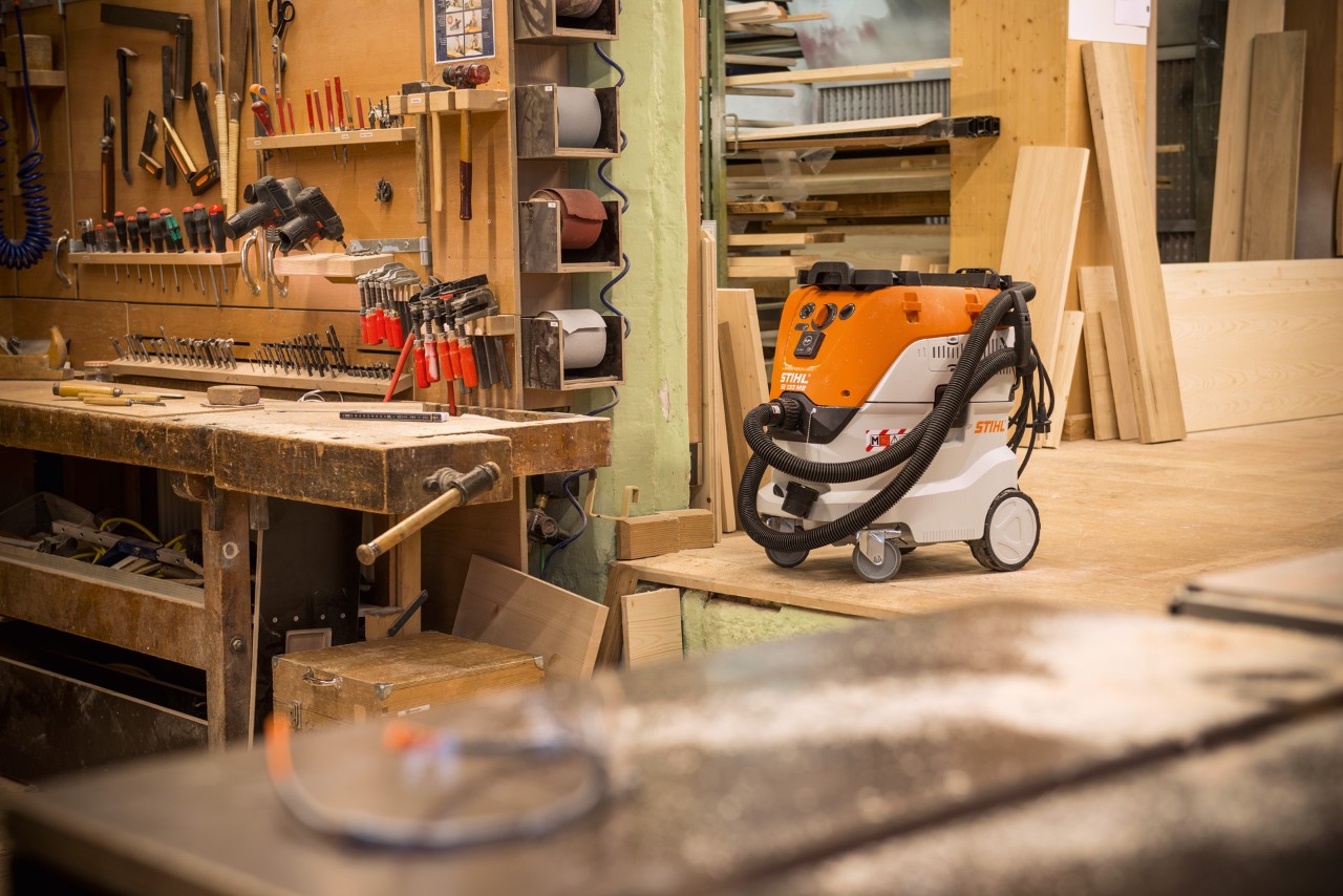 Aspiradora en seco y húmedo STIHL SE 133 ME en un taller