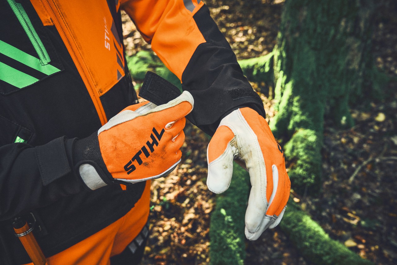 detalle de la chaqueta de proteccion  y guantes (EPI) de STIHL