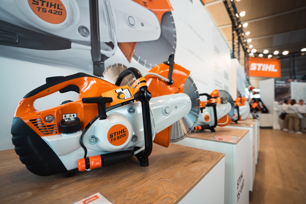 STIHL Tranzadoras  TS 500i  und TS 420 en un stand de exposición interior.