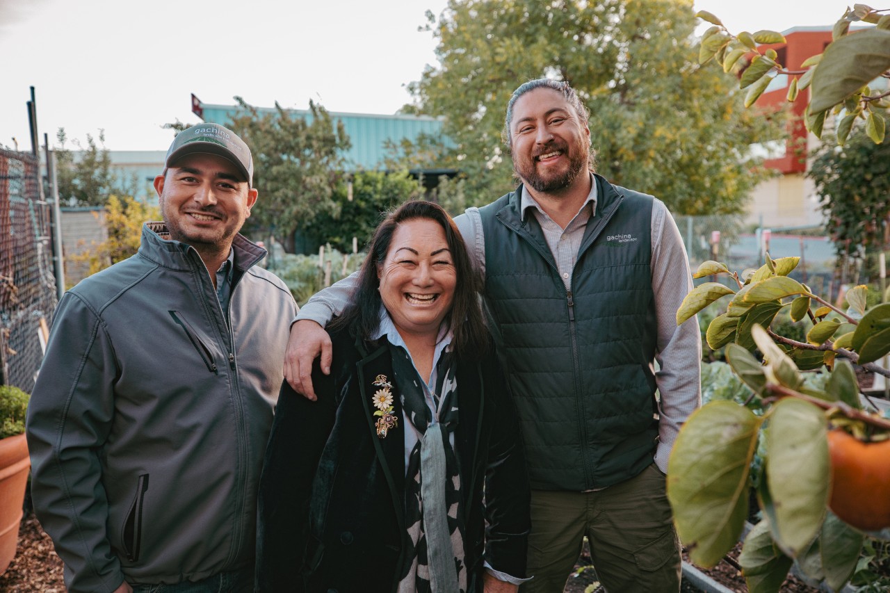 Jaclyn Ishimaru-Gachina, directora ejecutiva de Gachina Landscape Management, con sus hijos Michael Gachina.