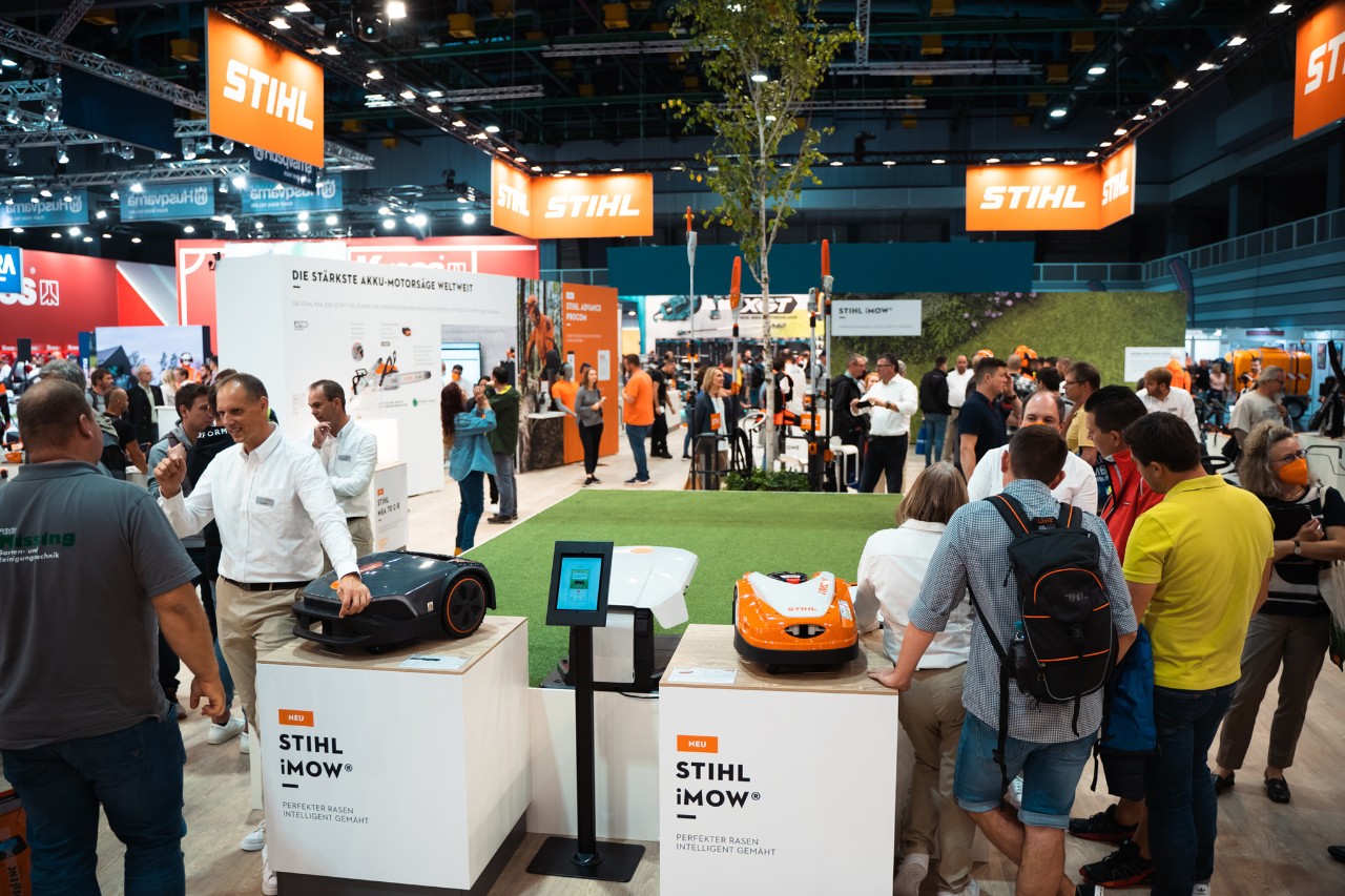 El stand interior de STIHL con robots cortacésped iMOW® recibe muchas visitas
