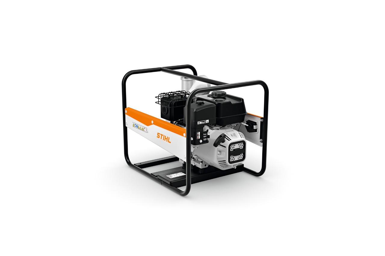 Bomba de agua STIHL WP 900 sobre fondo blanco
