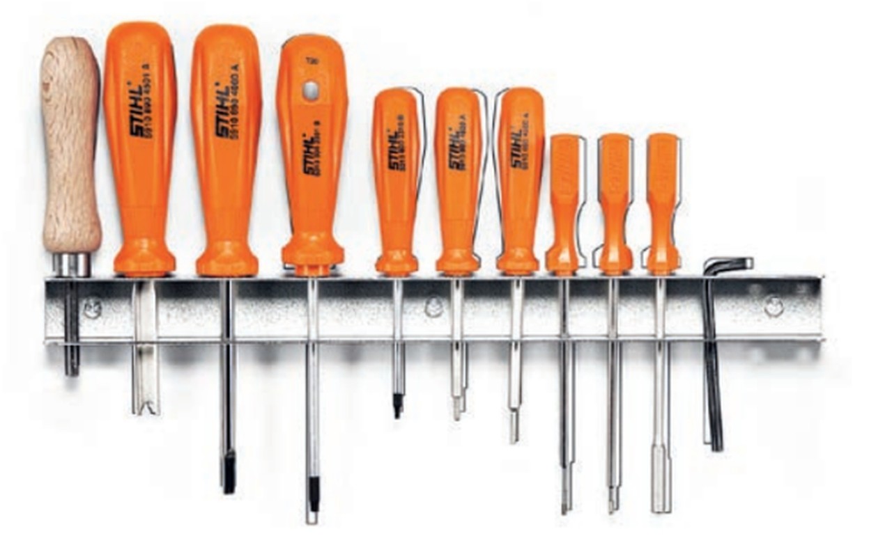 Herramientas especiales STIHL una al lado de la otra en un soporte.