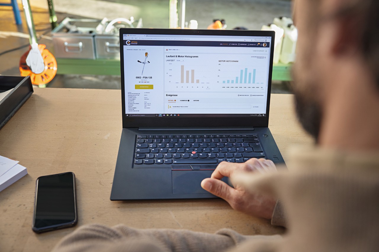 Una persona utiliza el STIHL Connected Portal en un ordenador portátil y consulta diferentes datos de la máquina. 