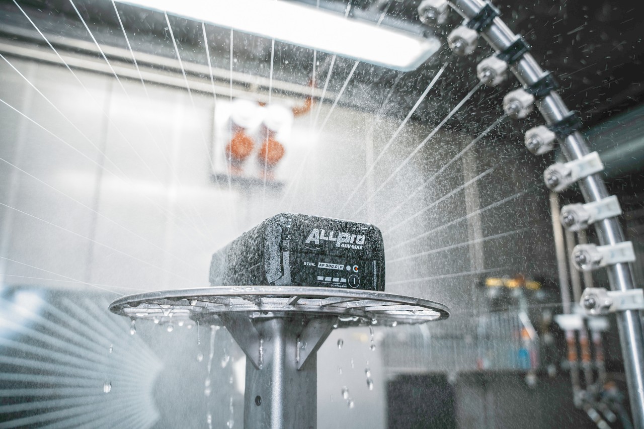  Prueba de salpicaduras: Las baterías ALLPRO se rocían con agua.
