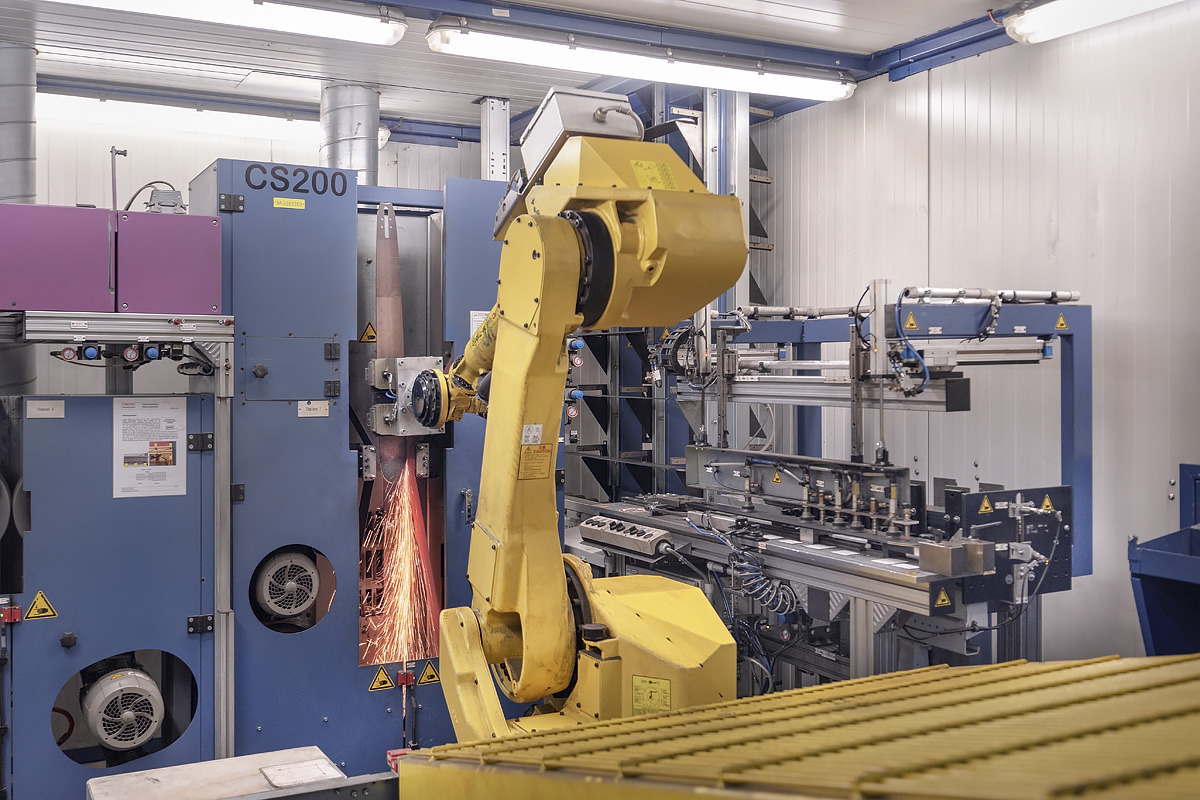 Una máquina rectifica con precisión la unión del material