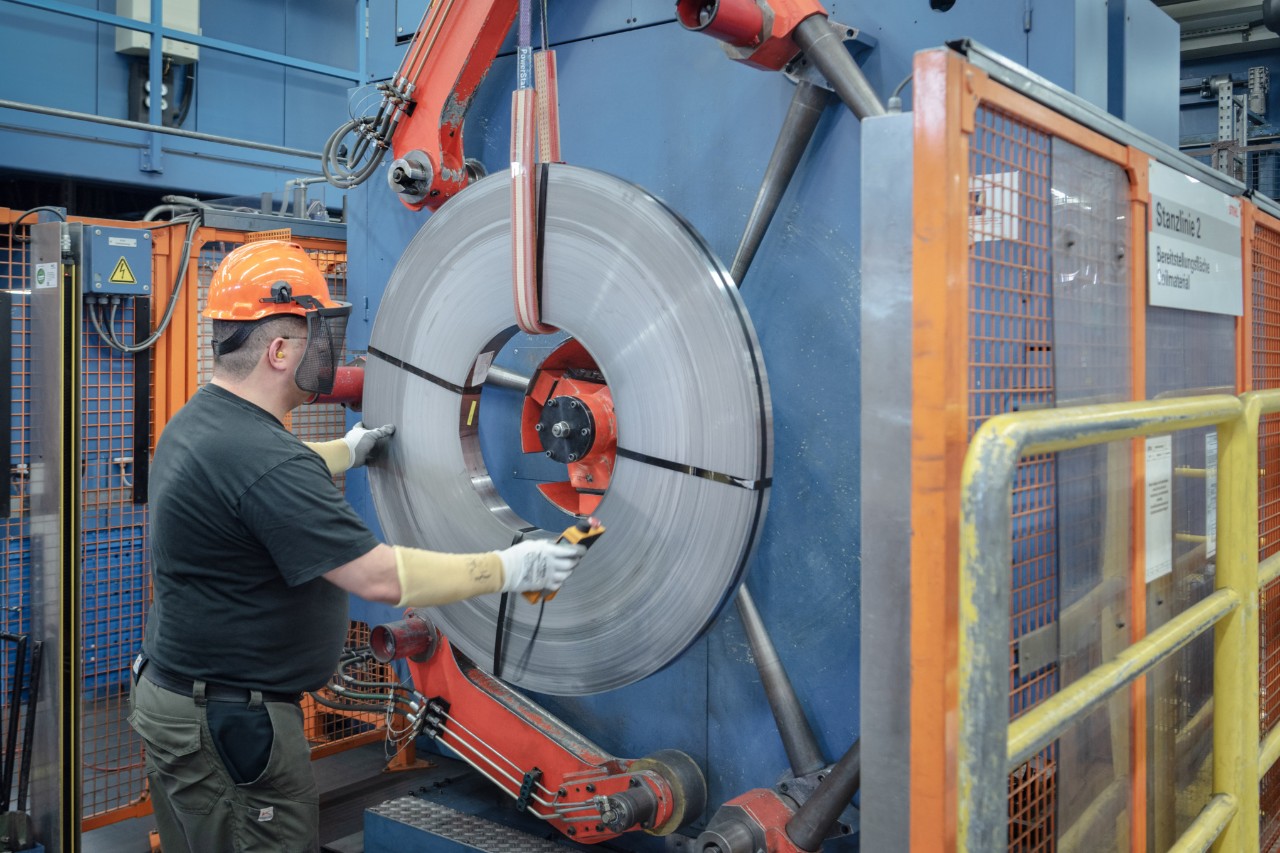 Un hombre con equipo de protección trabaja en una máquina para la fabricación de espadas en STIHL 