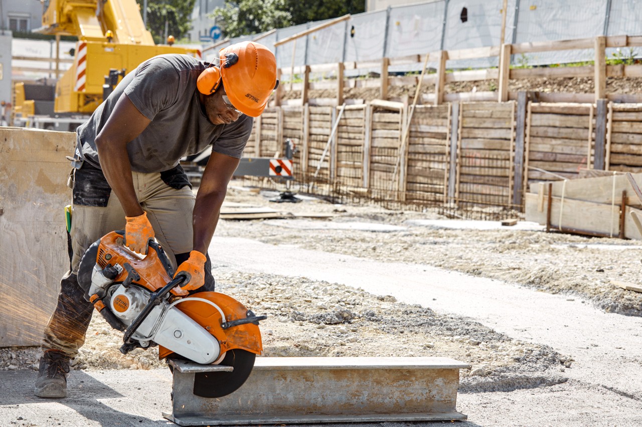 Un hombre utiliza un disco para tronzadora STIHL TS 500i de resina sintética en una obra