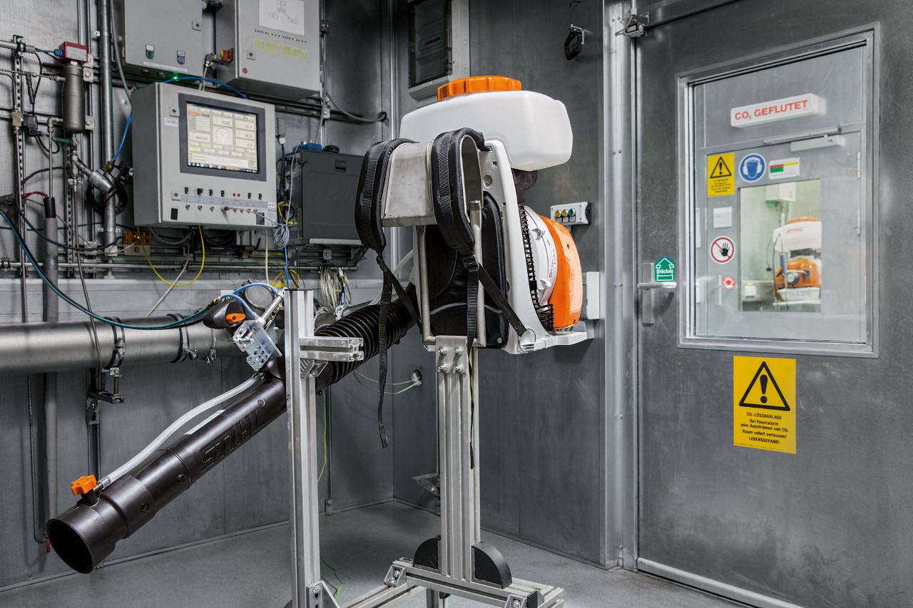 Unidad STIHL en una cabina de prueba de calidad para testar su resistencia