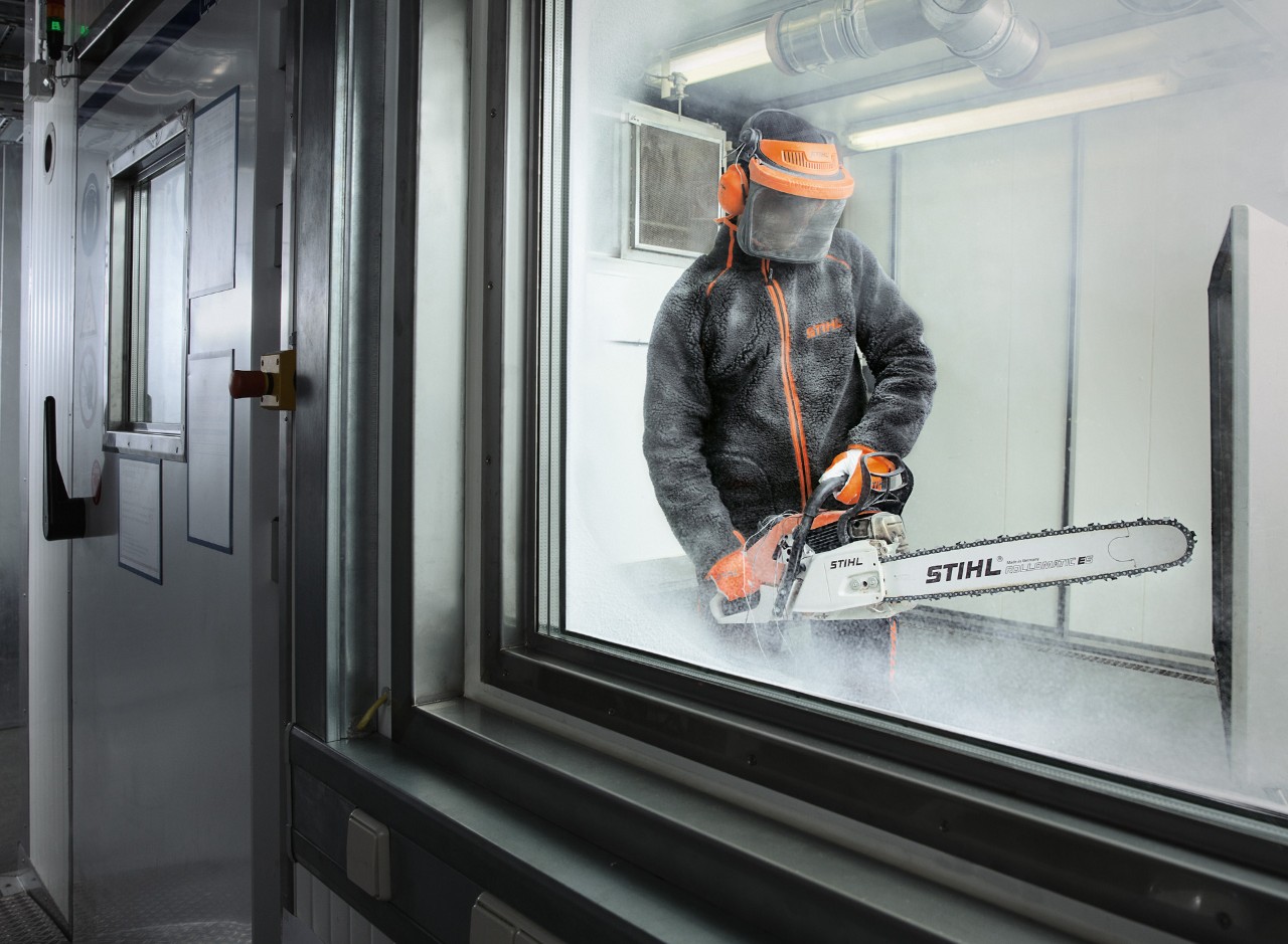 Persona con ropa de protección probando la motosierra STIHL en una cámara climática