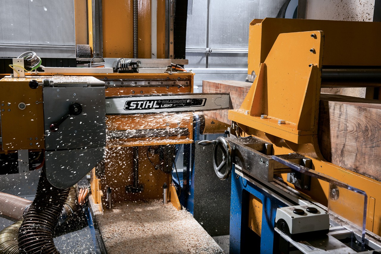 Cadena de corte de una motosierra STIHL probándose en condiciones reales en un laboratorio