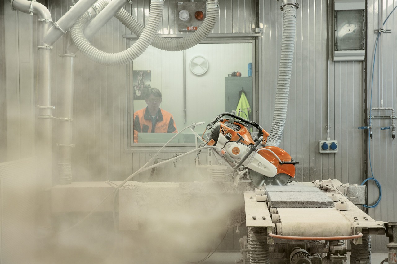Un equipo STIHL se somete a una prueba de polvo en un laboratorio