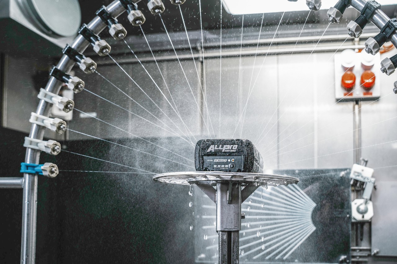 Durante la prueba IPX-5, las baterías ALLPRO se someten a salpicaduras de agua