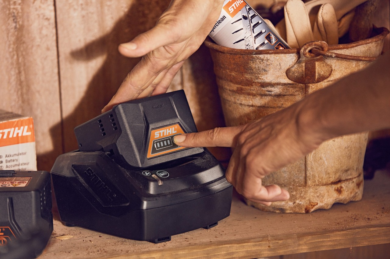 Cuidado de las baterías STIHL AK 10 y AK 20 en el cobertizo de herramientas