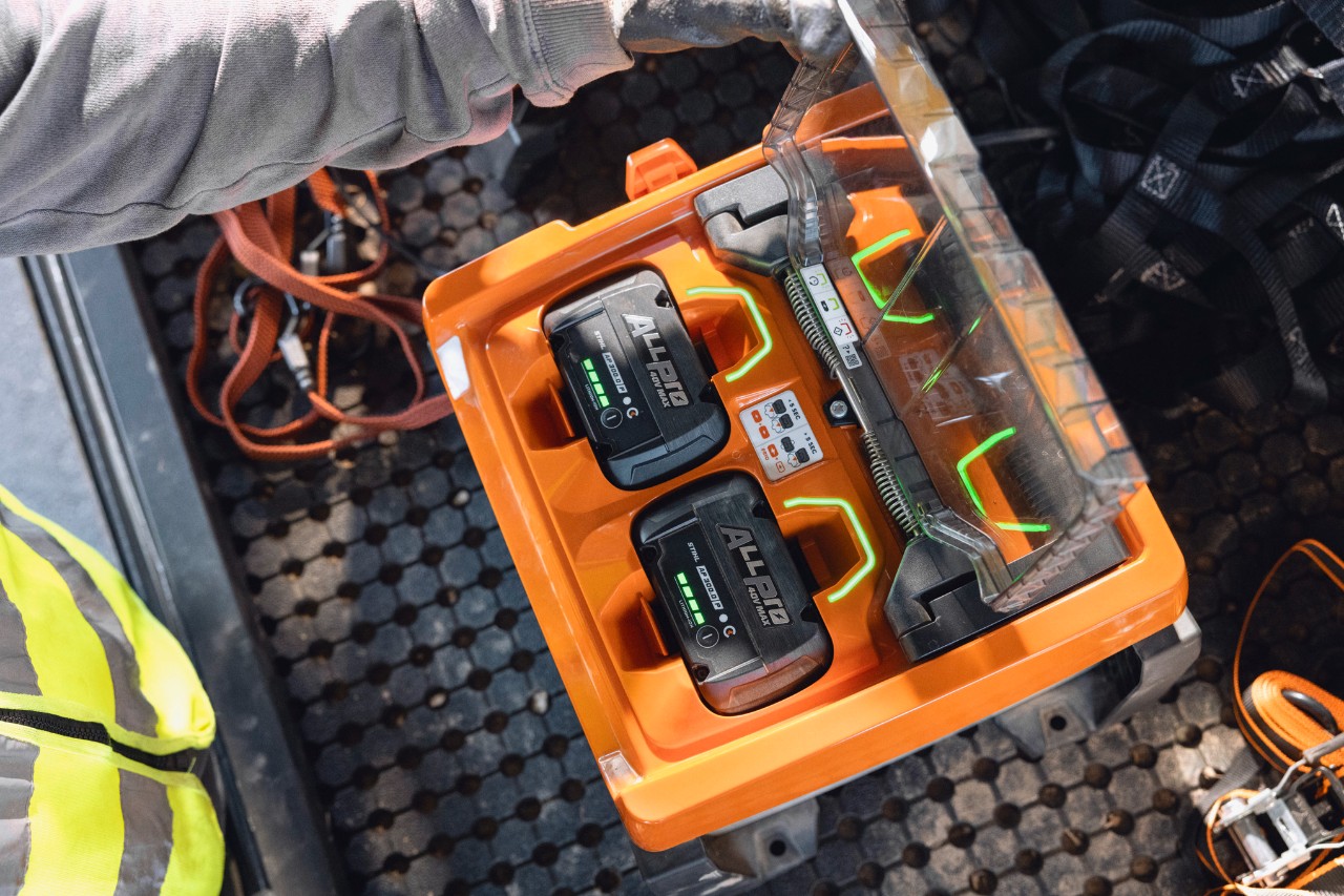 Baterías STIHL ALLPRO 300.0 P (C) completamente cargadas en el cargador portátil AL 1802 MO