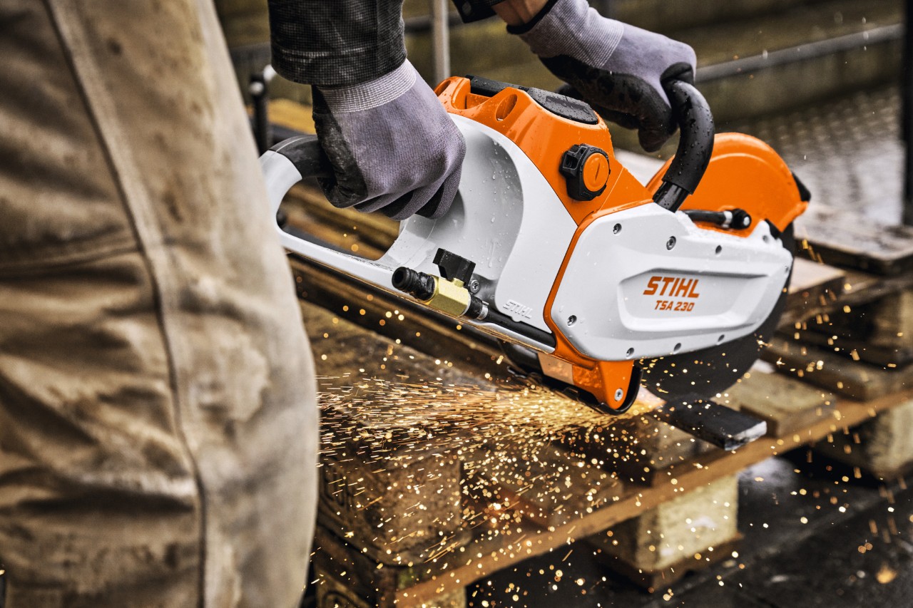 Corte de metal con la TSA 230 y la batería STIHL ALLPRO 300.0 P(C).
