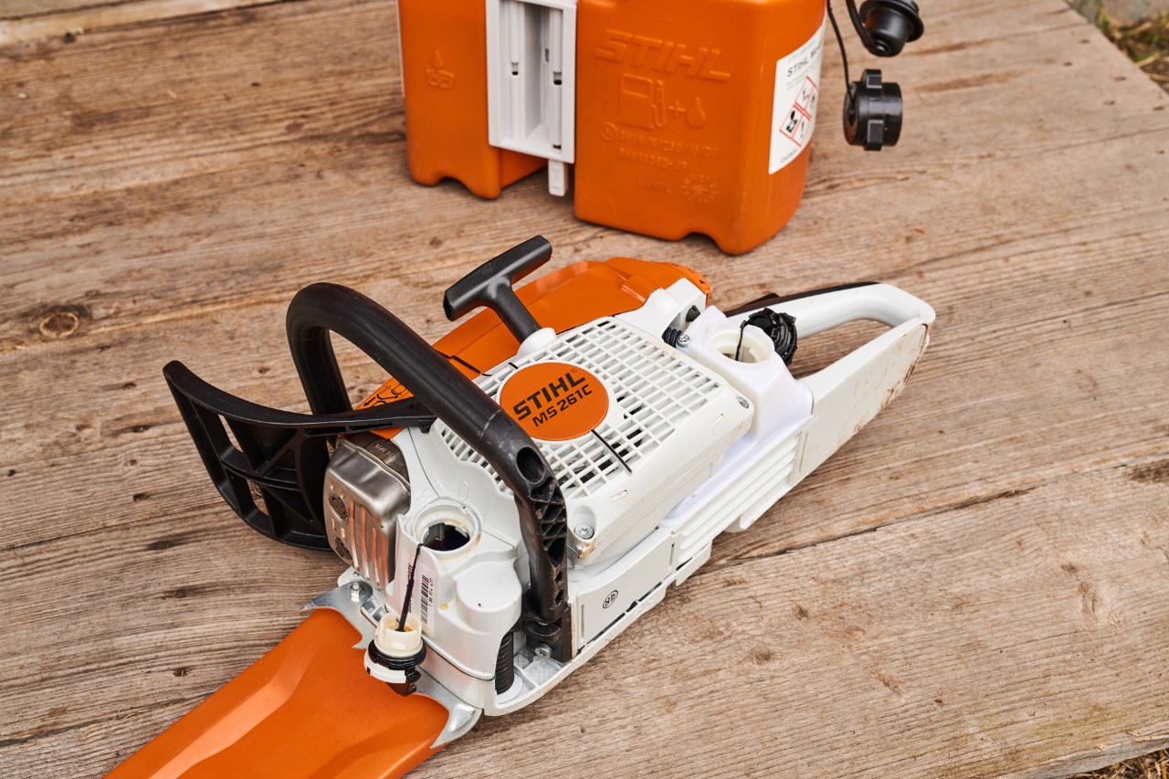 Imagen donde se aprecia el tapón abierto del depósito de gasolina de una motosierra STIHL MS 261.
